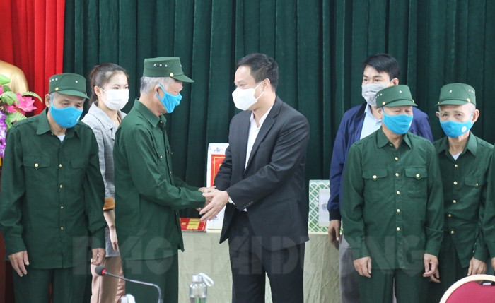 Đồng chí Chủ tịch UBND tỉnh Triệu Thế Hùng thăm, tặng quà người có công và đối tượng bảo trợ xã hội